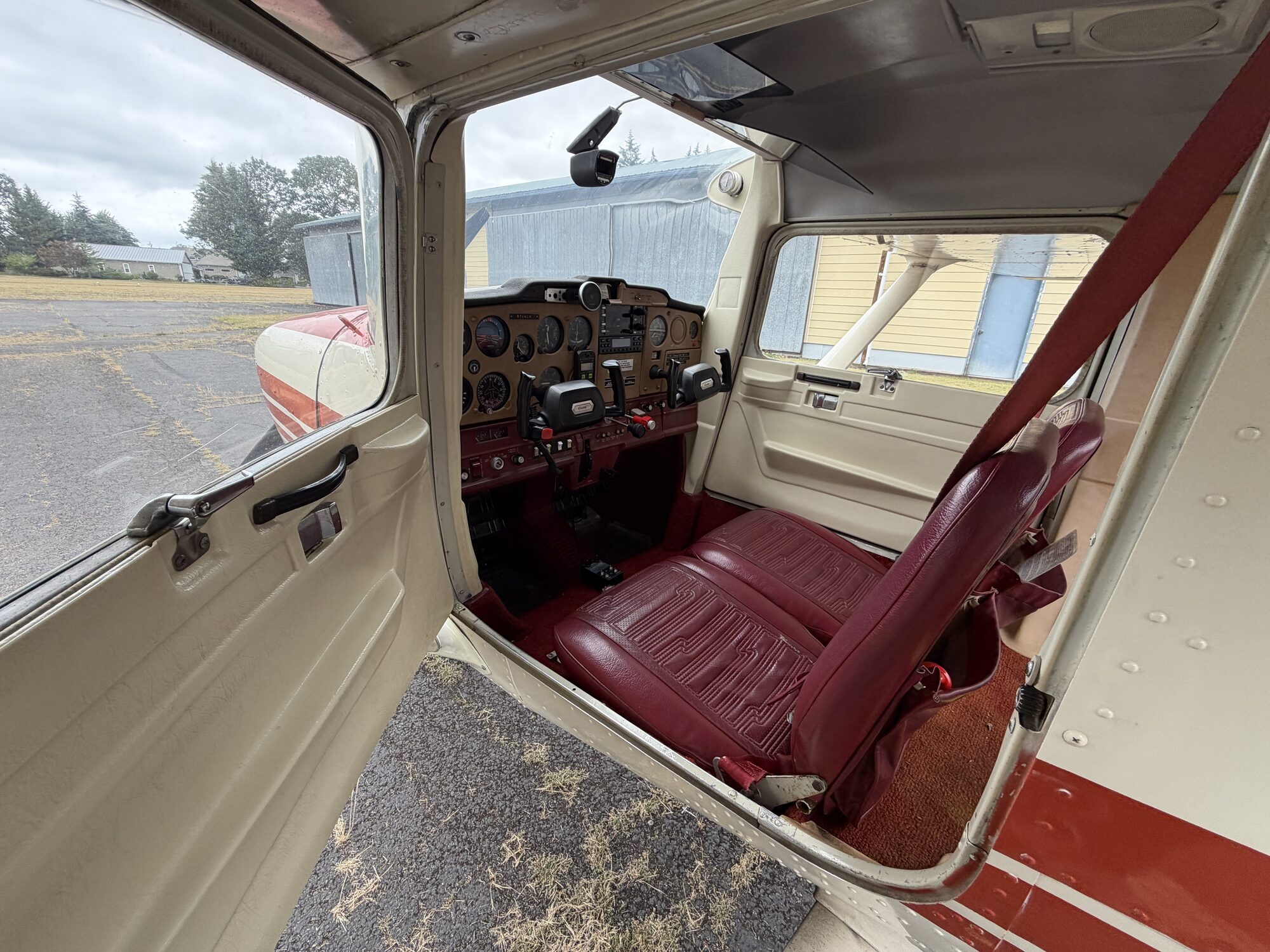 Cessna 150 interior cabin and seats